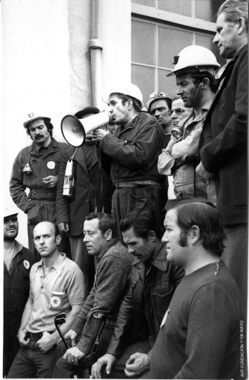 <p>Marcelino Camacho se dirige, en 1977,  a los trabajadores de la mina de La Camocha. Le rodean, entre otros, Gerardo Iglesias y Casimiro Bayón.</p>