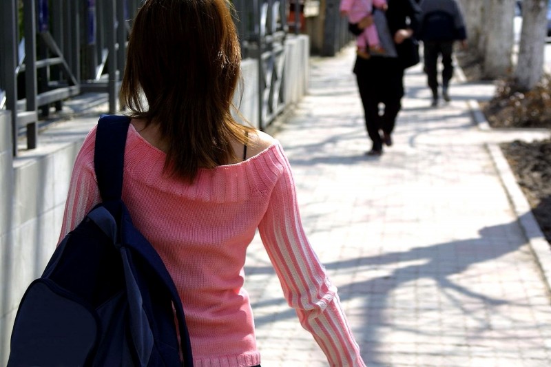 <p>Una chica se dirige hacia su colegio. Marzo, 2017</p>