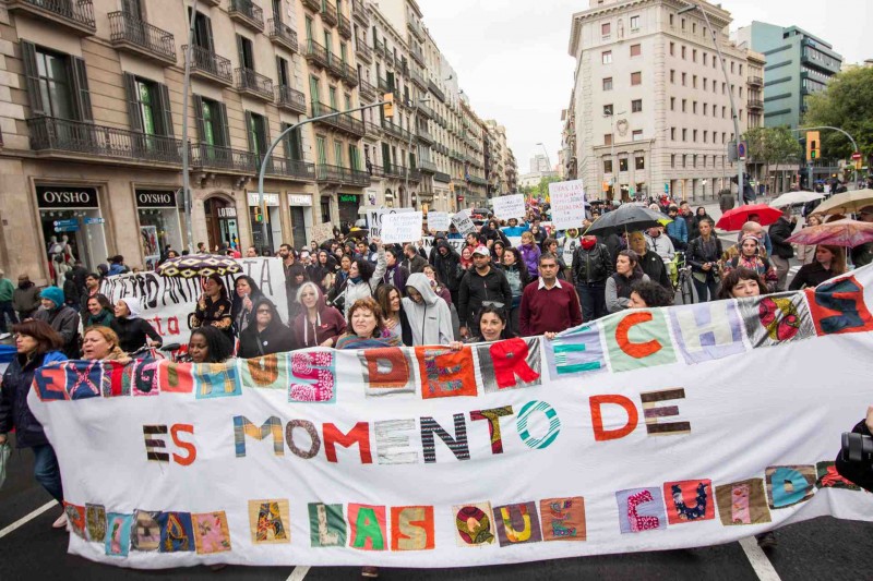 <p>Los participantes en el encierro de la Escola Massana se manifiestan en Barcelona. </p>