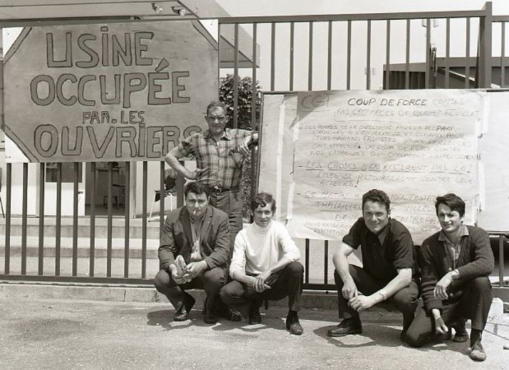 <p>Cinco trabajadores franceses posan junto a un cartel con el lema <em>Fábrica ocupada por los obreros</em>. Junio de 1968</p>