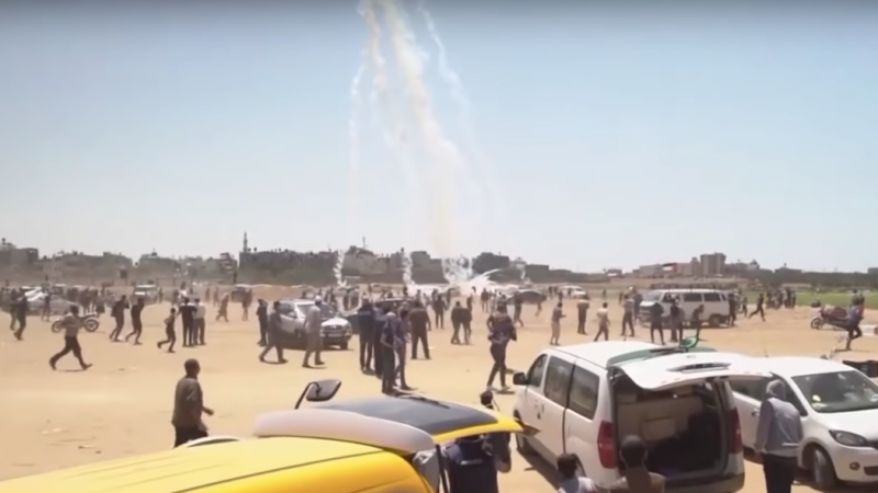 <p>Varias granadas de gas caen sobre manifestantes palestinos en las protestas de Gaza contra la apertura de la embajada de EE.UU en Jerusalén. (14 de mayo de 2018)</p>