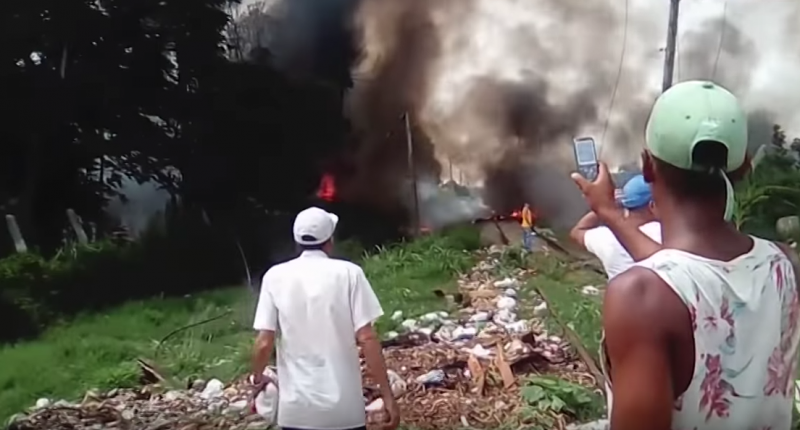 <p>Varios vecinos observan el accidente del Boeing 737-200 en La Habana. Mayo de 2018</p>