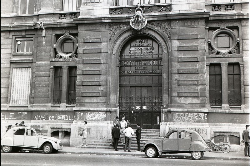 <p>Exterior de la facultad de derecho en la Universidad de Lyon donde se lee <em>Larga vida a DeGaulle</em> en una pintada. Junio de 1968</p>