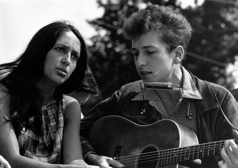 <p>Bob Dylan con Joan Baez en la jornada por los derechos civiles en Washington en 1960</p>