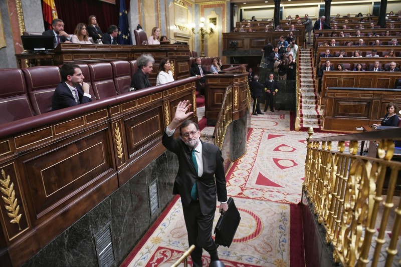 <p>Mariano Rajoy abandona el Congreso tras la sesión matutina del debate de la moción</p>