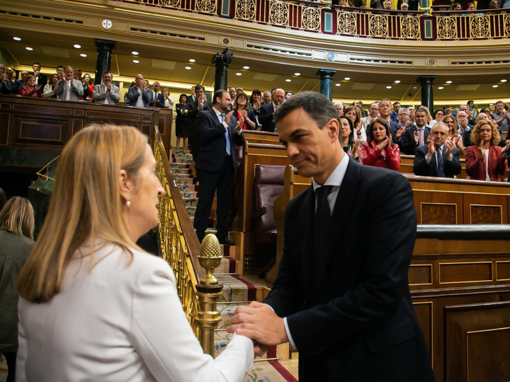 <p>La presidenta del Congreso, Ana Pastor, felicita a Pedro Sánchez</p>