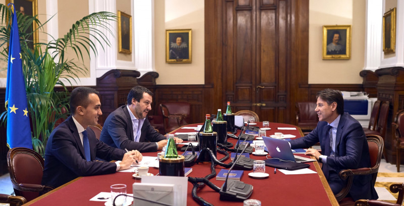 <p>Luigi Di Maio y Matteo Salvini, vicepresidentes del nuevo Gobierno, junto al primer ministro Giuseppe Conte en una reunión del nuevo gobierno. </p>