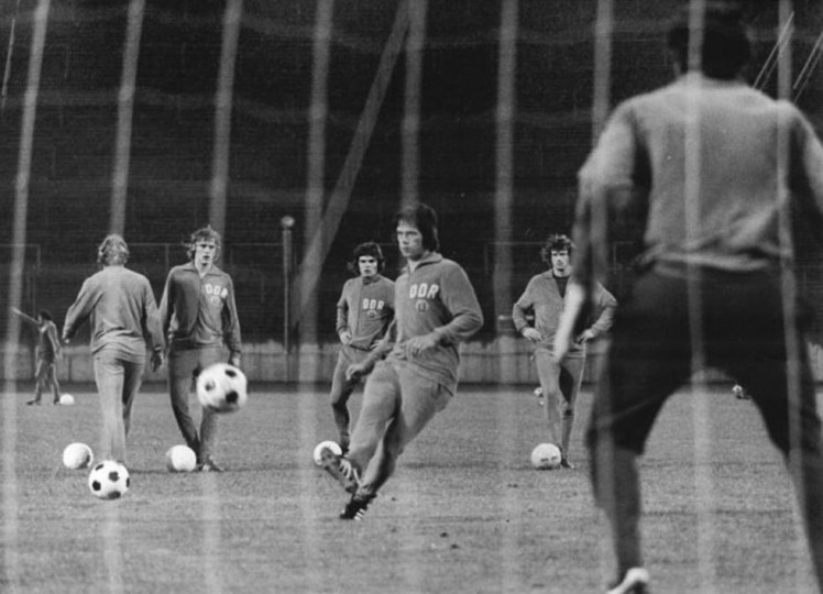 <p>Jürgen Sparwasser, autor del gol contra la selección de la RFA, en un entrenamiento de la RDA en el mundial de 1974. </p>