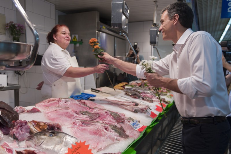 <p>Sánchez visita un mercado. </p>