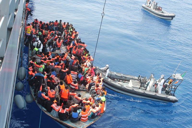<p>Personal naval del crucero irlandés Lé Eithne durante el salvamento <br /> de los migrantes en la operación de seguridad Tritón. 15 de junio de 2015</p>
