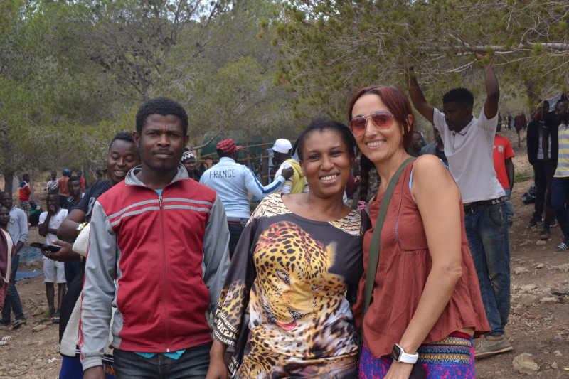 <p>Helena Maleno posa junto a otras dos personas en los bosques de la Sierra de Nador, Melilla. </p>