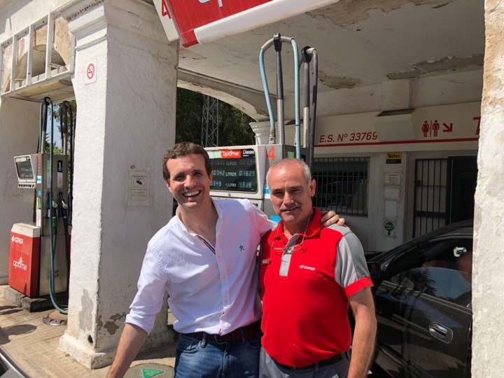 <p>Pablo Casado, uno de los candidatos a la Presidencia del PP, junto a un trabajador de una gasolinera en su gira de campaña. Jerez de la Frontera. </p>