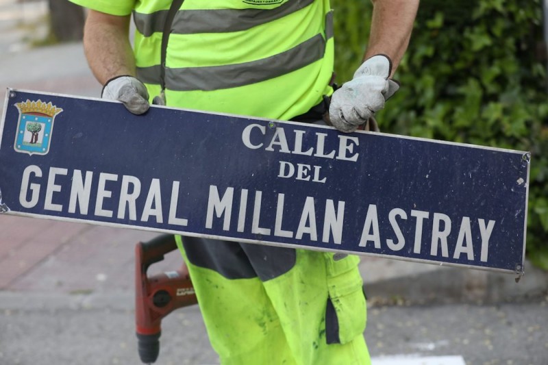 <p>Placa del General Millan Astray sustituida en Madrid el pasado 26 de abril de 2018.</p>
