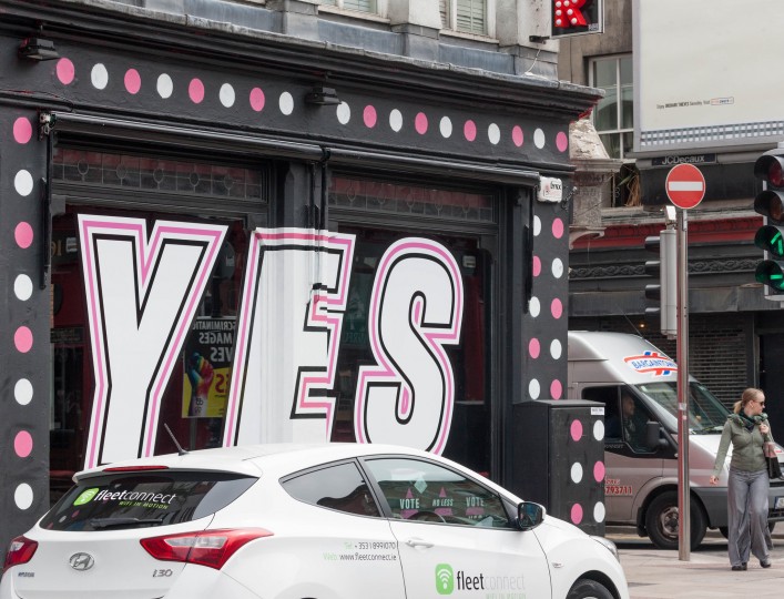 <p>Imagen de la campaña por el Sí a la legalización del matrimonio gay en las calles de Dublín. Mayo de 2015, Irlanda. </p>