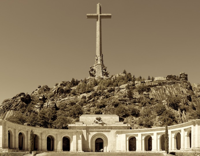 <p>Vista frontal de la cruz del Valle de los Caídos y su basílica (El Escorial, Madrid).</p>