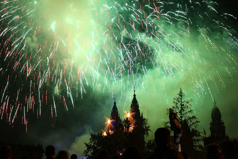 <p>Fuegos artificiales en Santiago de Compostela con motivo del día de Santiago Apóstol.</p>