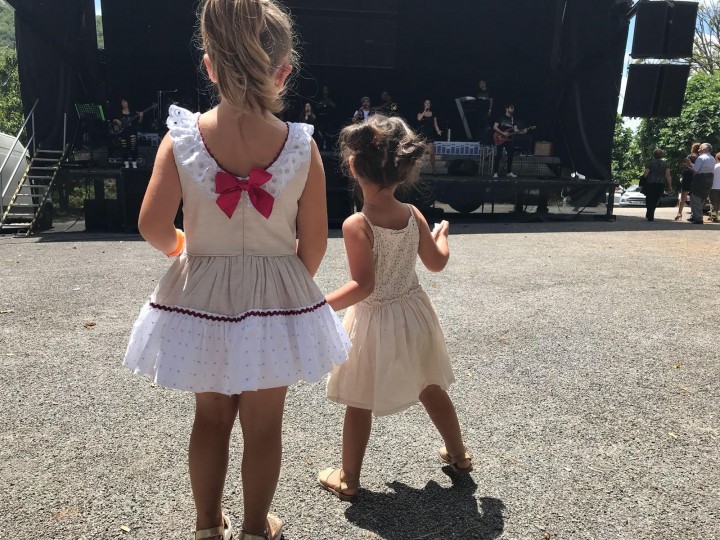 <p>Niñas bailan con la orquesta durante las fiestas. Santa Cristina Do Viso, Galicia. </p>