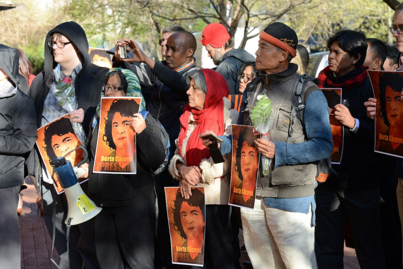 <p>Concentración en las puertas de la OEA por el asesinato de Berta Cáceres.</p>