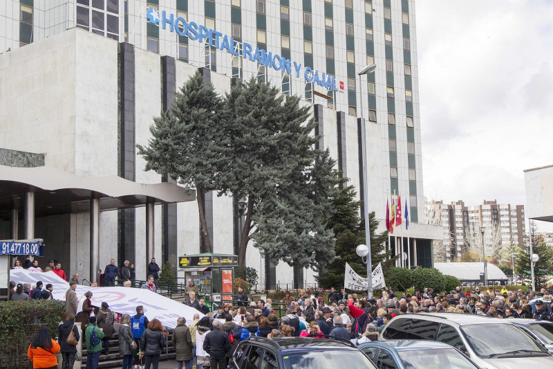 <p>Concentración de la Marea Blanca frente al hospital Ramón y Cajal de Madrid en marzo de 2017.</p>