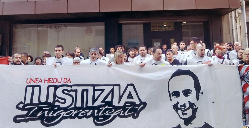 <p>Concentración de apoyo a la familia de Íñigo Cabacas en la puerta de la Audiencia Provincial de Bilbao. </p>