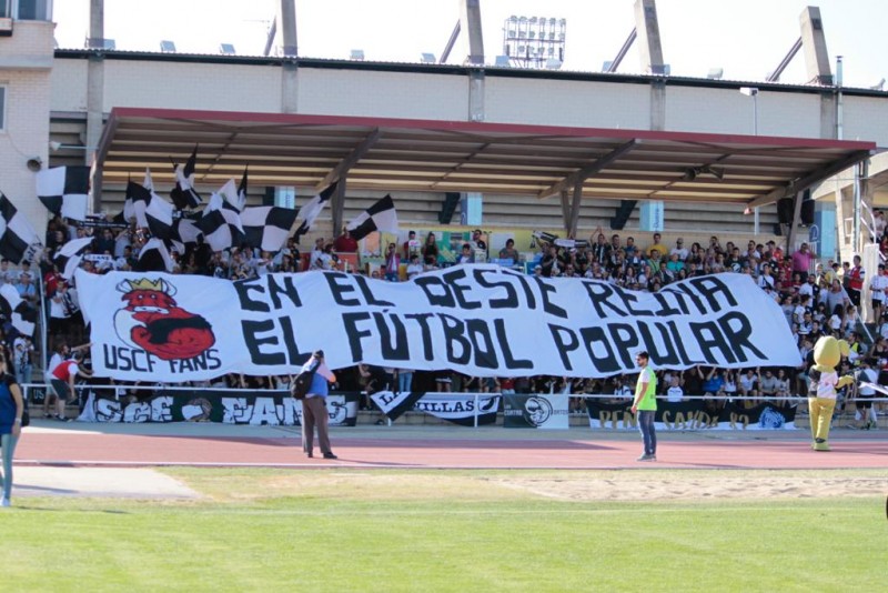 <p>Una pancarta durante un partido de Unionistas de Salamanca.</p>