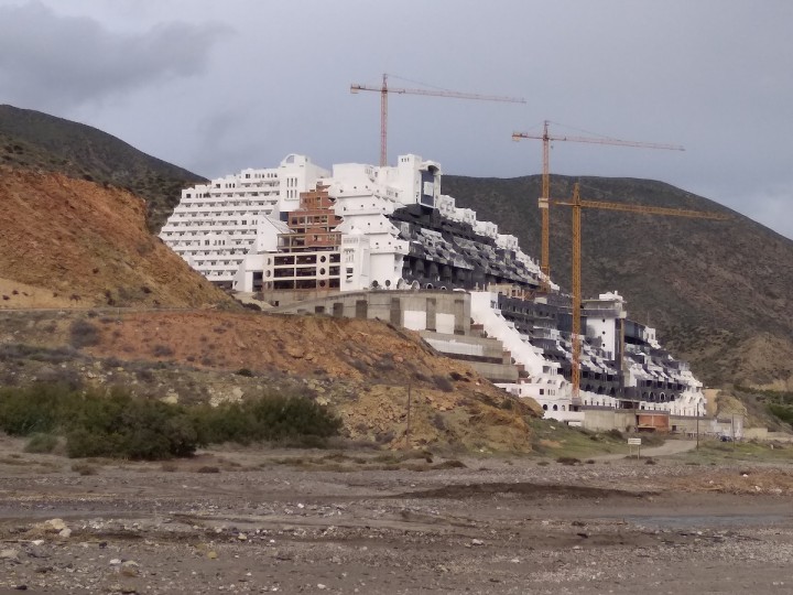 <p>Hotel de la playa de El Algarrobico, en Carboneras (Almería).</p>