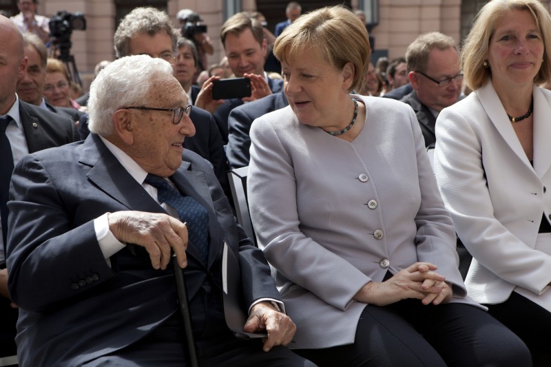 <p>Henry Kissinger y la canciller Angela Merkel en 2017</p>