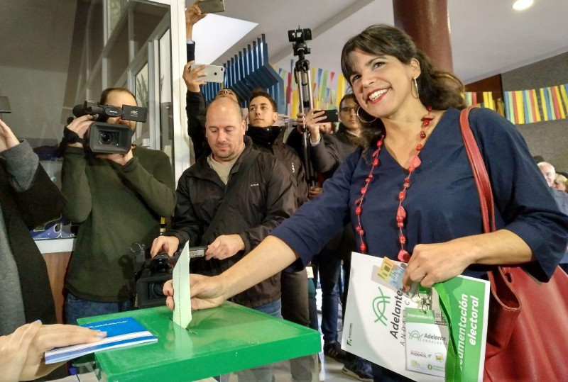 <p>Teresa Rodríguez deposita su voto en un colegio electoral de Cádiz. </p>