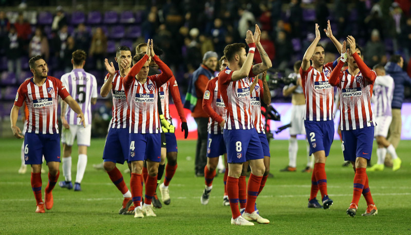 <p>Jugadores del Atleti aplaudiendo a sus aficionados en Pucela frente al Valladolid.</p>