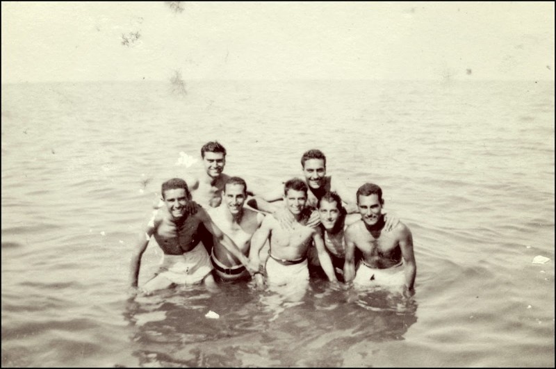 <p>Grupo de amigos en la playa de Valencia (1952)</p>