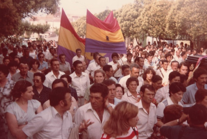 <p>Imagen 3. Funeral en Ribaforada: banderas republicanas con crespones negros (cortesía de Olga Alcega).</p>