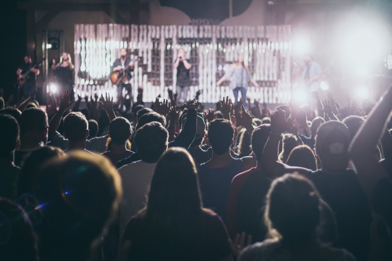 <p>Jóvenes asisten a un concierto.</p>