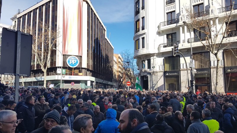 <p>Taxistas manifestándose frente a la sede del PP el pasado 28 de enero.</p>