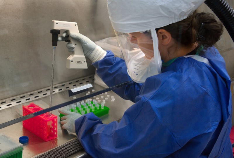 <p>Mujer trabajando en un laboratorio de microbiología.</p>