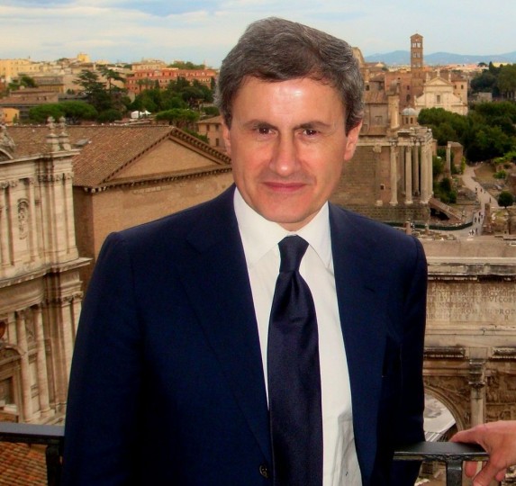 <p>El exalcalde de Roma, Gianni Alemanno, delante del Foro Romano.</p>