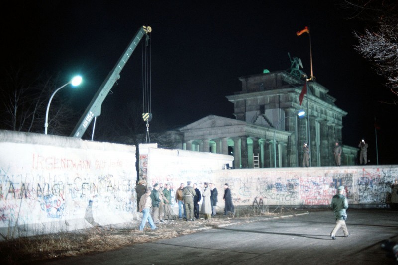 <p>Una grúa retira un trozo del muro de Berlín el 21 de diciembre de 1989.</p>