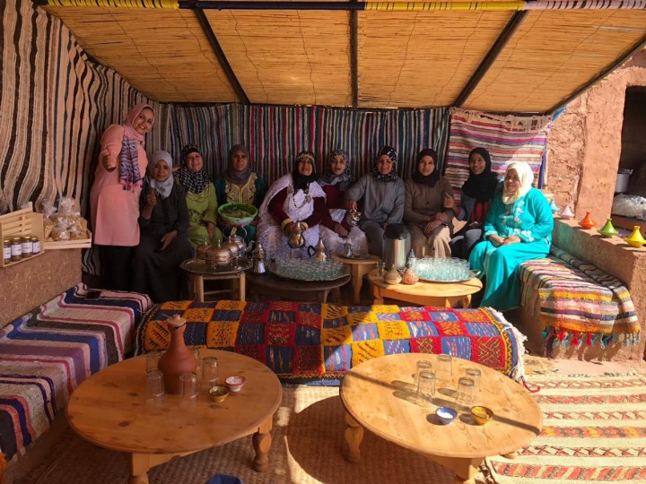 <p>Mujeres en el salón de té Tawesna, en Aït Ben Haddou. </p>