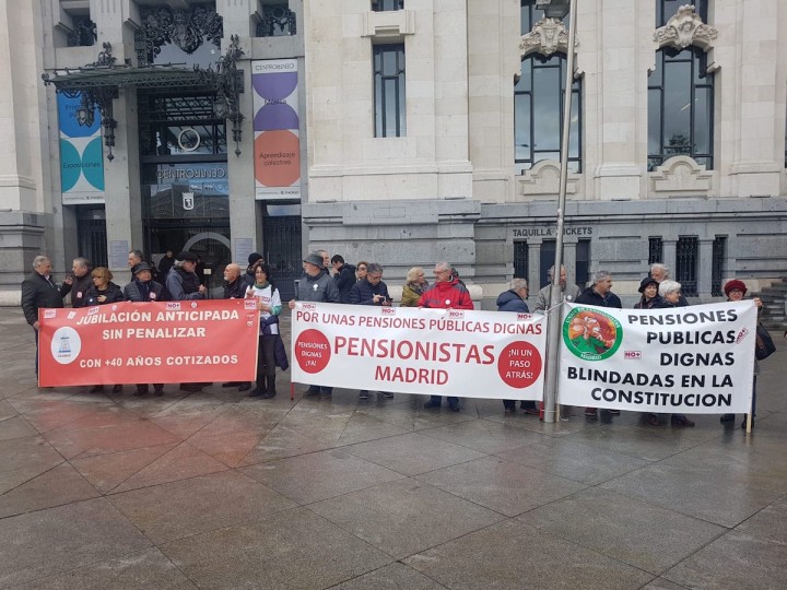 <p>Manifestación por las pensiones dignas frente al Ayuntamiento de Madrid, 8 de abril de 2019.</p>