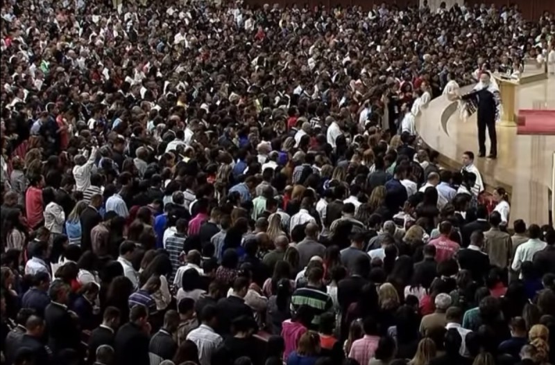 <p>El Obispo Macedo durante la reunión inaugural del Templo de Salomón en São Paulo, el 20 de agosto de 2014.</p>