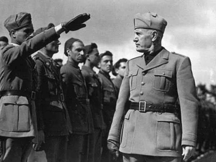 <p>Benito Mussolini durante una inspección a las tropas, en Etiopía.</p>