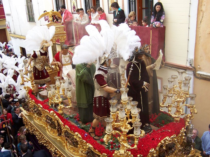 <p>Paso de Nuestro Padre Jesús de la Sentencia en Sevilla, durante la Semana Santa de 2005.</p>