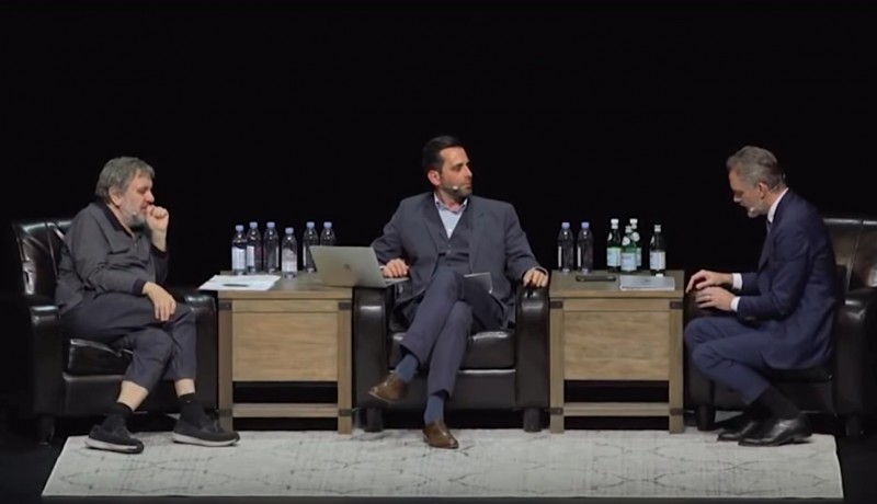 <p>Žižek, a la izquierda de la imagen, y Peterson, a la derecha, durante el debate 'Felicidad: Capitalismo vs. Marxismo' celebrado el 19 de abril en Toronto.</p>