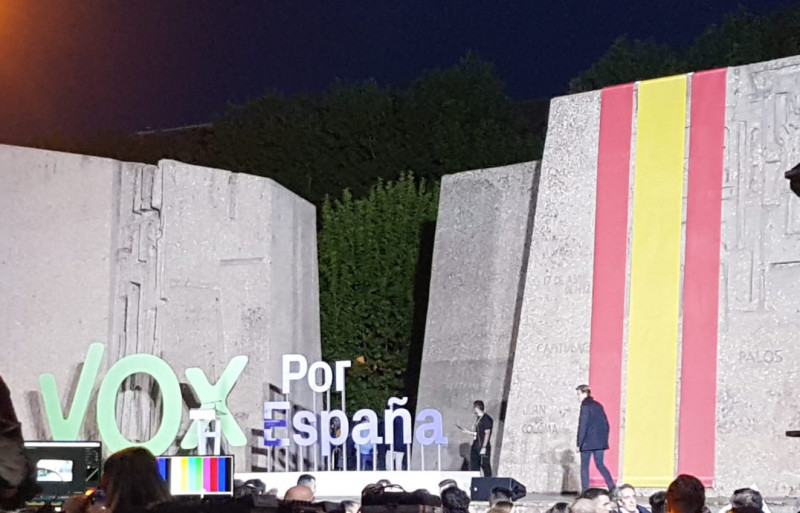 <p>Escenario del mitin de cierre de campaña de Vox en la Plaza Colón de Madrid.</p>