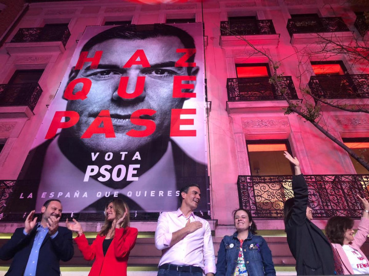 <p>Pedro Sánchez frente a la sede del PSOE.</p>