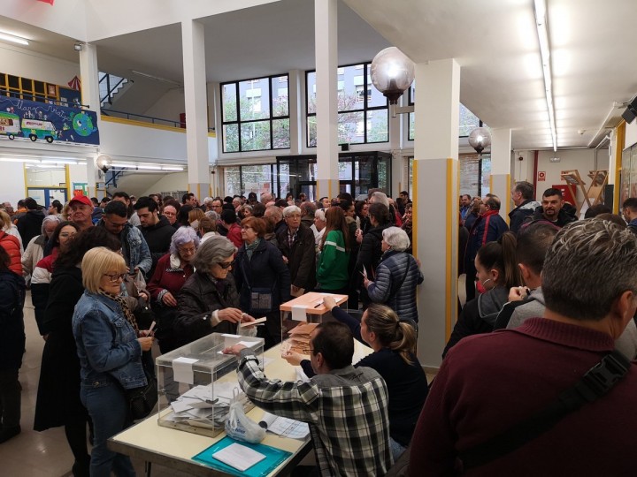 <p>Colegio electoral durante la jornada del 28A.</p>