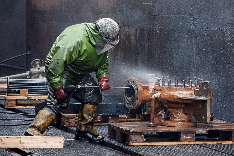 <p>Trabajador haciendo una limpieza a presión de una pieza en la industria química de Colonia.</p>