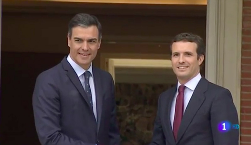 <p>Pedro Sánchez recibe a Pablo Casado en La Moncloa. </p>