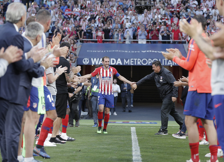 <p>Godín, saltando al campo para recibir el homenaje.</p>