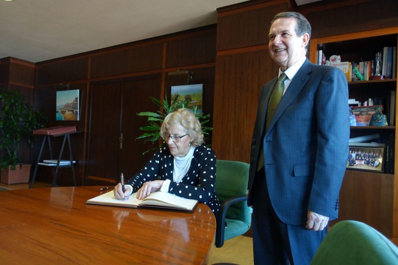 <p>Abel Caballero (centro) y Manuela Carmena, en febrero de 2018.</p>