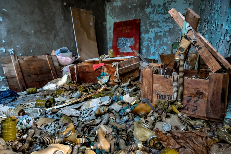 <p>Máscaras antigás en una escuela de la ciudad abandonada de Prypiat (Ucrania).</p>